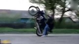 小伙学骑摩托车，油门拧太大，结果悲剧了！