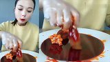 美女直播吃八爪鱼蘸满了辣椒油，这样吃才够味，是我向往的生活