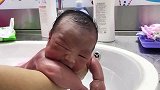 太可爱！萌到犯规的新生儿洗澡，看的我心都要融化了