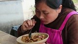 农村妹教你怎么吃肉，排骨红烧都不吃了，农村妹一锅全被抢空了