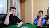 二货打牌一缺三，结果竟然请外卖小哥陪打