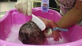 原来医院里是这样给初生婴儿洗澡的，每一个细节都很到位！