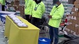 马拉松途中有食物，选手们纷纷停下补充能量！