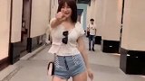 小姐姐在马路上跳舞，吓到后面的男子了！