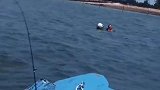 女子漂浮在海中，见船只经过上前求救