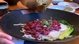 九十八一碗的牛肉面，吃的就是这种仪式感，生牛肉烫熟就能吃！