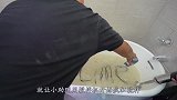 国外小伙用黑色史莱姆泡澡，出浴瞬间，画面太美不忍直视！