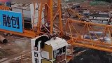 醉汉爬30多米高吊车塔台欲轻生 救援无比惊险，他却仰天酣睡