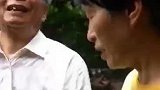 68岁的阿姨用头绳牵着失明的丈夫晨跑30年