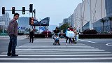 老人闯红灯被阻扇交警耳光 高声质问：你管得了吗