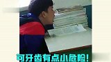 教室睡神一登场，这睡姿一般人真是做不到