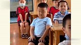 教室睡神一登场，这睡姿一般人真是做不到