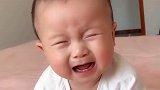 让宝宝学自己哭的样子，幸亏刹车及时，不然哭着哭着就成真哭了！