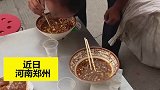 男子在门口吃客人剩饭，好心店家免费请吃面