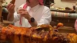 沙特阿拉伯人竟然吃烧烤木乃伊，看他的样子真是好吃到哭了