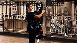 这样跳舞多来派，请咱们放过老太太