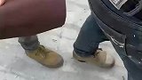 大哥用砂纸，帮好友搓背上的灰
