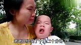 宝妈独自带3岁双胞胎儿子，到底发生了啥妈妈抱着孩子痛哭无助