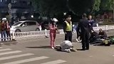 儿子无证驾摩托车撞死路人 母亲当街痛斥：你这辈子去坐牢吧