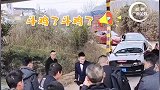 婚车相遇俩新郎斗鸡决定谁先行 心态很乐观，方式很喜庆！有意思！
