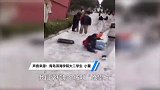青岛高校“绝望坡”变大型滑雪场 同学们带自制雪板上阵快乐溢屏