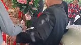 看不下去了大哥，新娘这么漂亮你却给绑树上，你们太过分了