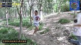 绝地求生真人版：姐妹舔盒遇伏击，妹妹烟雾弹神级辅助，助姐灭敌