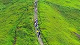 登山巨龙正在缓慢前行，已经没有撤退可言
