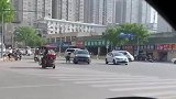 小伙汽车突然坏到半路