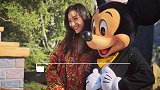 倪妮游玩迪士尼少女感满满，与卡通人物合影解锁拍照新姿势
