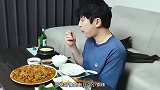 韩思聪吃辣炖海鞘，真脆，却被人说像屎壳郎，你看看像吗