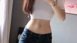 美女自拍小蛮腰，身材真是火辣辣