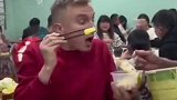 这拒绝的动作略显生疏