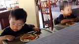果然是双胞胎兄弟，连吃饭都能一起打瞌睡！