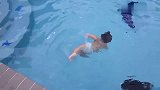 小宝宝穿着纸尿裤游泳，小小年纪却有这么好的技术，简直是神童！