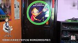 印度67岁老大爷，心疼孩子没钱读书，路边摆摊上课