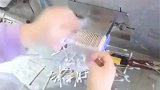 原来我们用的棉签是这样做出的，这卫生条件达到你们的标准了吗