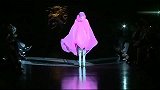 摩登时代-Lady Gaga-Gaga化身粉色妖姬 伦敦时装周为Philip Treacy走秀