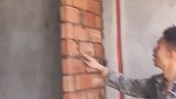 手指轻轻一碰，墙居然倒了