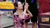谢娜现身泰国双膝跪地拜佛，却因穿着遭网友质疑：拜佛穿成这样？