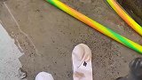 男生用压力枪洗袜子，成功解放双手