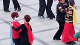 两位大姐在一起跳舞真好看，身材和身高都非常匹配