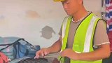 喜欢上了古筝，工作之余会在工棚里练习