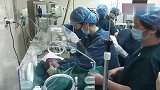 刚出生的小宝宝被护士们围着做护理，这就是新生儿必须经历的