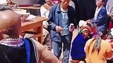 马氏家宴跳菜舞，上菜跳舞两不误啊