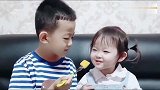 哥哥喂妹妹吃饭，每次吃饭前的这一幕都是在撒狗粮啊，羡慕
