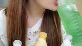 吃冰姑娘直播给海绵冰脱模，来感受下人工喷泉的洗礼吧