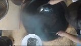 黄磊又秀厨艺了，一道梅菜扣肉引来众人围观，看着就想吃