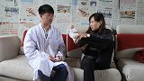 美女去诊所看脚，大夫刚查看病情就被熏倒了，太逗了
