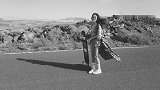 长腿美女玩滑板 姿势真美